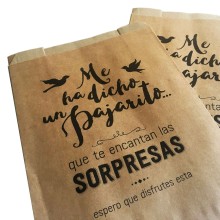 Sobre de papel kraft marrón con solapa y fuelle,  con un impresión especial para regalos con una frase para regalos o sorpresas