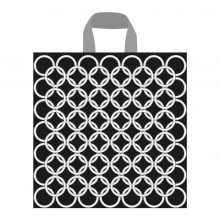 Bolsa de plástico reciclado con un diseño de aros color plata para tienda con asa de lazo en tamaño 35x40/35 cm