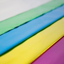 Sobre de plástico metalizado colores. El sobre tiene brillo, contiene una laminado con plástico reciclado.