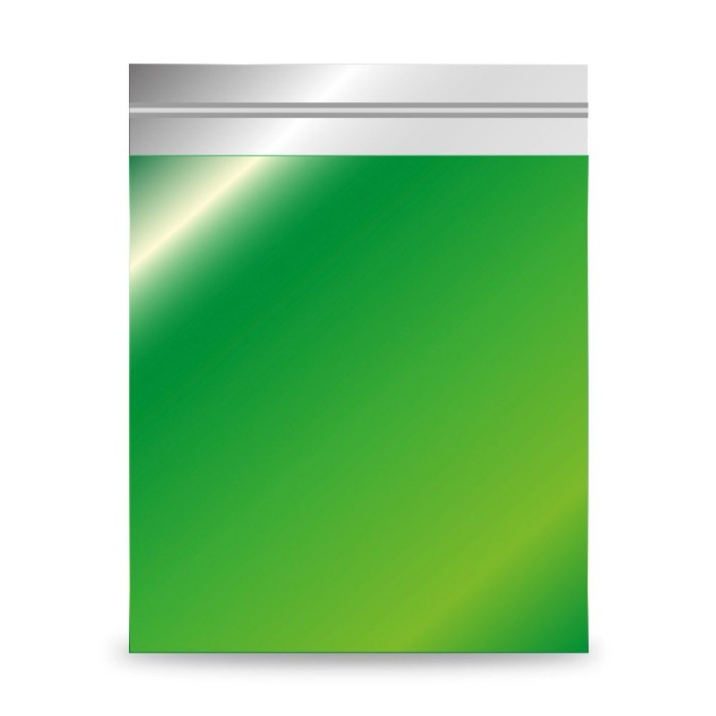 Sobre de plástico metalizado color verde. El sobre tiene brillo, contiene una laminado con plástico reciclado.
