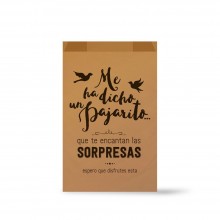 Sobre de papel kraft marrón con solapa y fuelle,  con un impresión especial para regalos con una frase para regalos o sorpresas